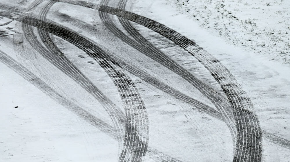 Auf schneeglatter Straße kollidiert eine Autofahrerin mit einem Schneepflug (Symbolbild) / Foto: Uwe Zucchi/dpa