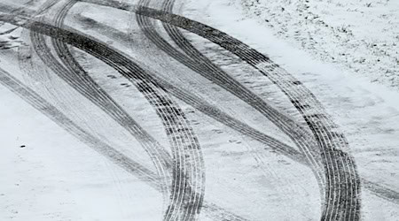 Auf schneeglatter Straße kollidiert eine Autofahrerin mit einem Schneepflug (Symbolbild) / Foto: Uwe Zucchi/dpa