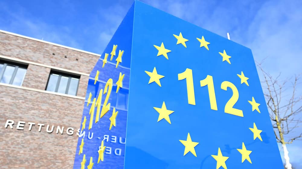 Der für den Winterdienst zuständige Mann wählte den Notruf. (Symbolbild) / Foto: Bernd Weißbrod/dpa