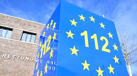 Der für den Winterdienst zuständige Mann wählte den Notruf. (Symbolbild) / Foto: Bernd Weißbrod/dpa