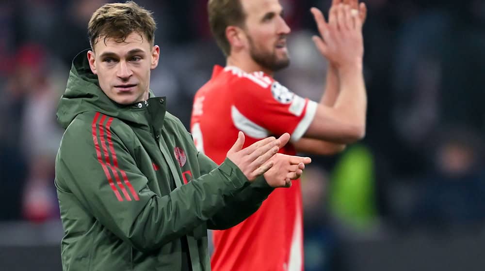 Das erste Etappenziel ist erreicht: Joshua Kimmich (l) und Harry Kane feiern den Einzug ins Achtelfinale. / Foto: Sven Hoppe/dpa