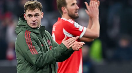 Das erste Etappenziel ist erreicht: Joshua Kimmich (l) und Harry Kane feiern den Einzug ins Achtelfinale. / Foto: Sven Hoppe/dpa