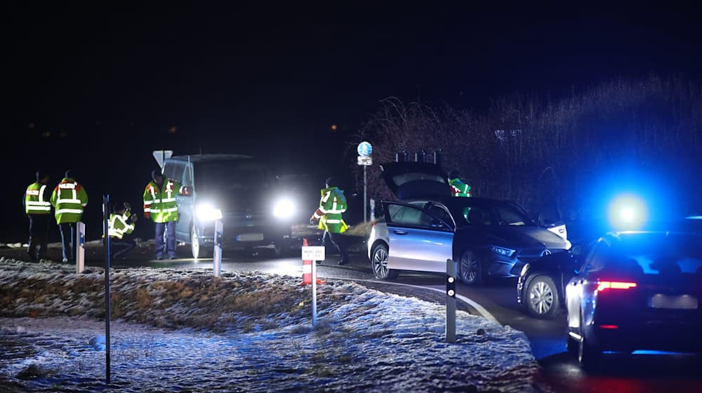 Die Verfolgungsjagd endete mit einem Unfall in Weißenburg in Bayern. / Foto: Goppelt/Vifogra GmbH/dpa