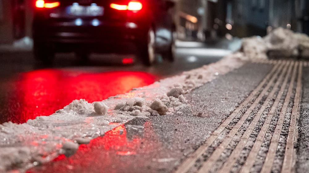 Bis zum Wochenende sollten die Menschen in weiten Teilen Bayerns auf dem Weg zur Arbeit weiter vorsichtig sein. / Foto: Daniel Vogl/dpa
