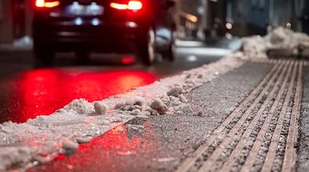 Bis zum Wochenende sollten die Menschen in weiten Teilen Bayerns auf dem Weg zur Arbeit weiter vorsichtig sein. / Foto: Daniel Vogl/dpa