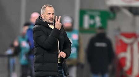 Manuel Baum tüftelt an der Augsburger Ausrichtung gegen den FC Bayern. / Foto: Harry Langer/dpa