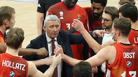 Svetislav Pesic (M) darf sich über einen weiteren Sieg der Bayern-Basketballer freuen. (Archivbild) / Foto: Matthias Stickel/dpa