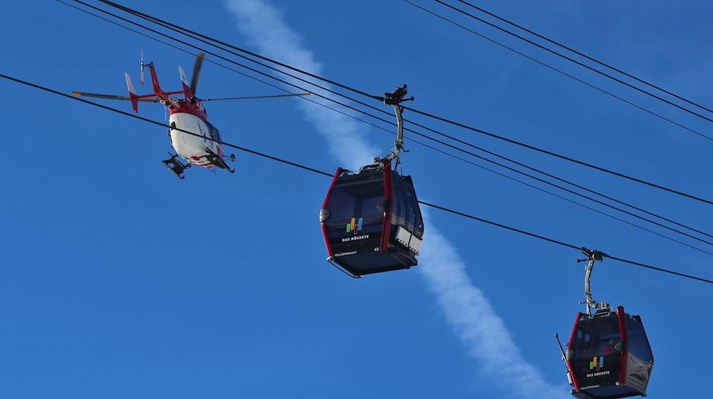 Ein Rettungshubschrauber brachte die schwer verletzte Skifahrerin ins Krankenhaus. (Symbolbild) / Foto: Karl-Josef Hildenbrand/dpa