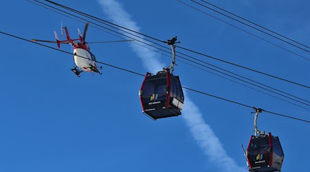 Ein Rettungshubschrauber brachte die schwer verletzte Skifahrerin ins Krankenhaus. (Symbolbild) / Foto: Karl-Josef Hildenbrand/dpa