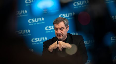 Markus Söder will, dass die Deutschen mehr arbeiten - aber freiwillig. / Foto: Peter Kneffel/dpa