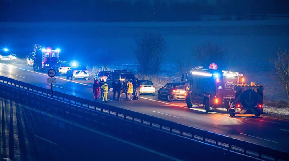 Die Polizei hat die A3 im Landkreis Regensburg in beide Richtungen gesperrt. / Foto: NEWS5 / Lars Haubner/NEWS5/dpa