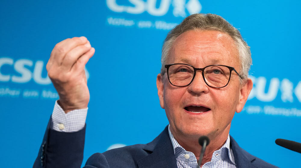 Der frühere Baywa-Chef Klaus Josef Lutz auf einer CSU-Veranstaltung im Jahr 2022. Lutz hat bislang sämtliche Vorwürfe im Zusammenhang mit der Schieflage der Baywa zurückgewiesen. (Archiv) / Foto: Peter Kneffel/dpa