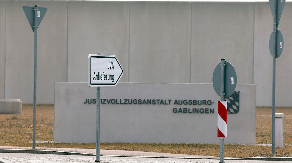 Wegen der Misshandlung von Häftlingen sind drei Beamte der JVA Augsburg-Gablingen angeklagt worden. (Archivbild) / Foto: Karl-Josef Hildenbrand/dpa