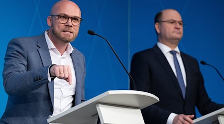 Zwischen Finanzminister Albert Füracker (CSU, rechts) und Digitalminister Fabian Mehring (Freie Wähler) ist ein offener Streit über die Zusammenarbeit mit Microsoft entbrannt. (Archivbild) / Foto: Sven Hoppe/dpa