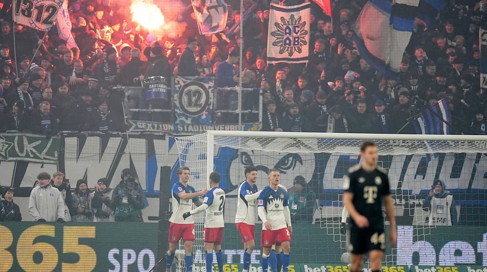 Gefeierter HSV-Mann Luka Vuskovic (l) nach seinem Tor zum 2:2. / Foto: Marcus Brandt/dpa