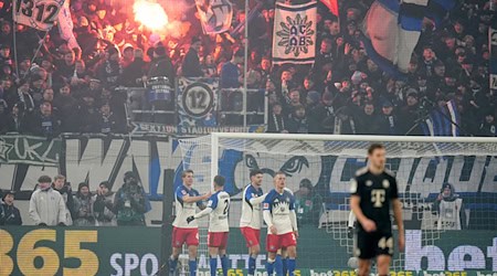Gefeierter HSV-Mann Luka Vuskovic (l) nach seinem Tor zum 2:2. / Foto: Marcus Brandt/dpa