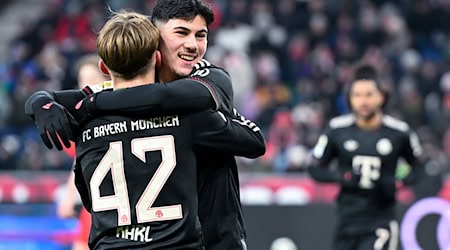 Lennart Karl (Nr 42.) wird nach seinem ersten Tor gefeiert. / Foto: Sven Hoppe/dpa