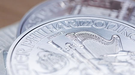 Knapp und teuer: Die silbernen «Wiener Philharmoniker»-Anlagemünzen. Der Silberpreis steigt derzeit noch schneller als der Goldpreis. (Archiv)  / Foto: Fernando Gutierrez-Juarez/dpa