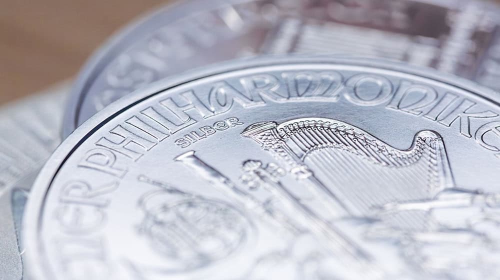 Knapp und teuer: Die silbernen «Wiener Philharmoniker»-Anlagemünzen. Der Silberpreis steigt derzeit noch schneller als der Goldpreis. (Archiv)  / Foto: Fernando Gutierrez-Juarez/dpa