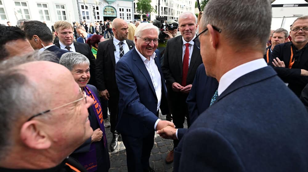 Frank-Walter Steinmeier und Friedrich Merz waren auch beim Katholikentag vor zwei Jahren in Erfurt. (Archivbild)  / Foto: Hendrik Schmidt/dpa