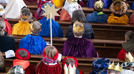 In Bayern sind zahlreiche Mädchen und Buben als Sternsinger unterwegs. (Archivbild) / Foto: Sven Hoppe/dpa