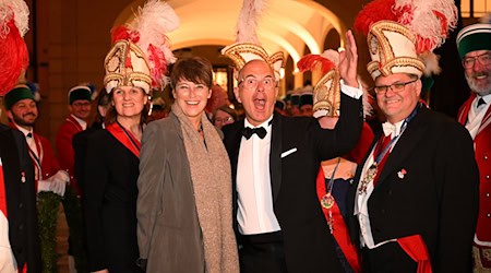 Schauspieler Christoph Maria Herbst kam zusammen mit seiner Frau Gisi zum Ball «Soirée Münchner Leben». / Foto: Felix Hörhager/dpa