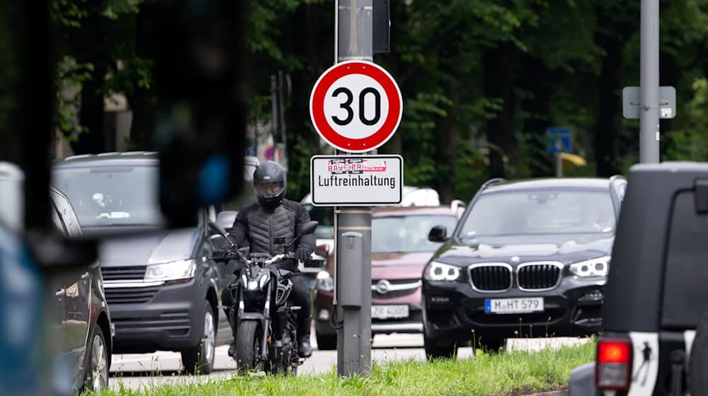 Auf dem Mittleren Ring sollen die Tempo-30-Schilder nun abmontiert werden. (Archivbild) / Foto: Sven Hoppe/dpa