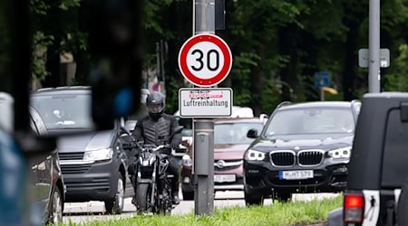 Auf dem Mittleren Ring sollen die Tempo-30-Schilder nun abmontiert werden. (Archivbild) / Foto: Sven Hoppe/dpa