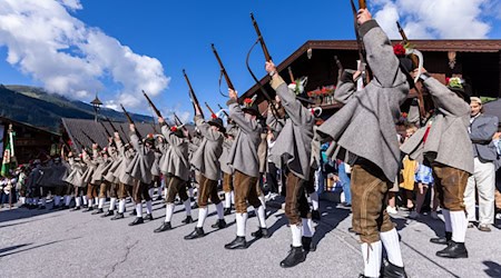 Werden künftig auch Frauen Salutschüsse abgeben? (Archivbild) / Foto: Expa/Johann Groder/APA/dpa