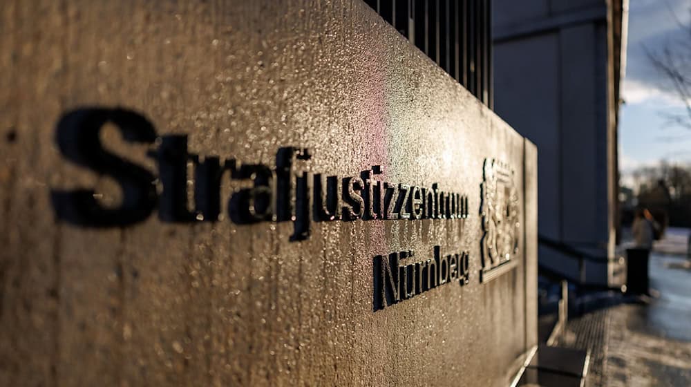 Den Ermittlungen zufolge schoss der Angeklagte vor den Augen zahlreicher Zeugen sechsmal auf das Opfer. (Symbolbild) / Foto: Daniel Karmann/dpa