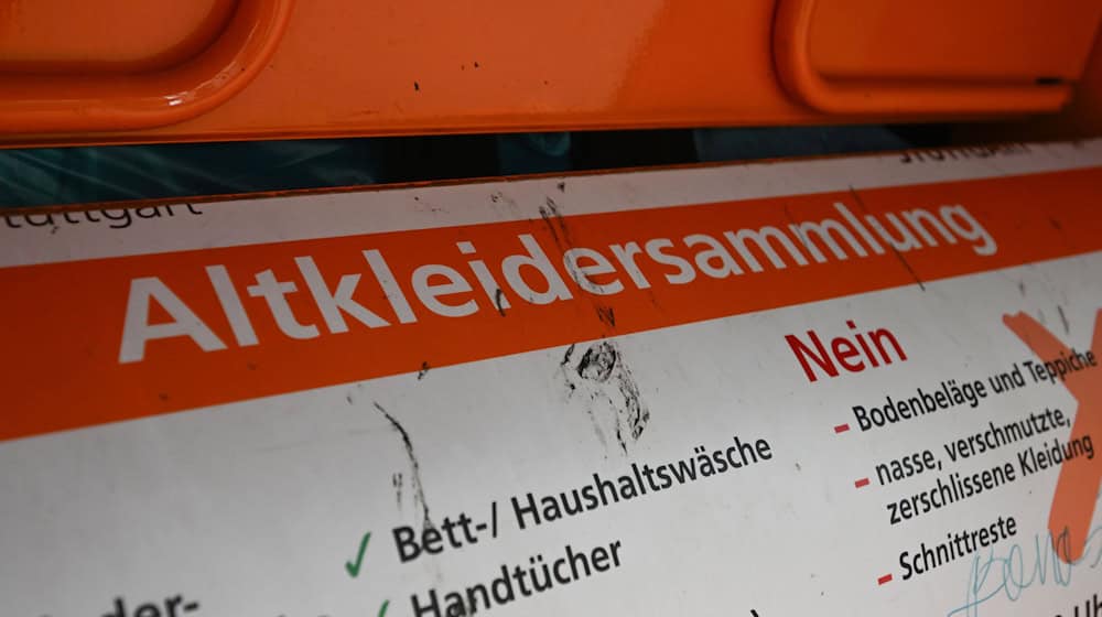 Von wem wurde der tote Hund neben dem Altkleidercontainer entsorgt? (Symbolbild)  / Foto: Bernd Weißbrod/dpa