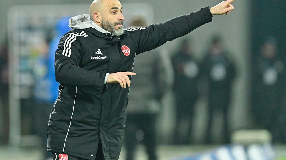 Javier Pinola vertrat den gesperrten Chefcoach Miroslav Klose. / Foto: Uwe Anspach/dpa