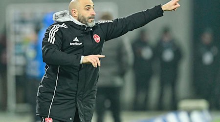 Javier Pinola vertrat den gesperrten Chefcoach Miroslav Klose. / Foto: Uwe Anspach/dpa