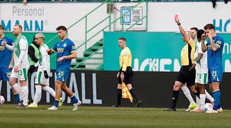 Wegweisende Szene war die frühe Rote Karte. / Foto: Heiko Becker/dpa