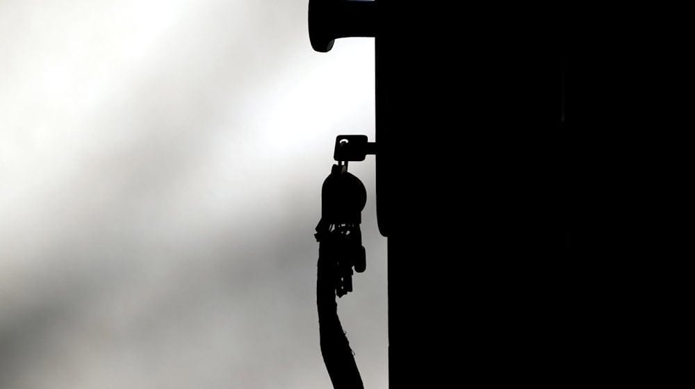 Täter täuschen bei Überfällen an Haus- und Wohnungstüren oft Notlagen vor. (Symbolbild) / Foto: Ralf Hirschberger/dpa