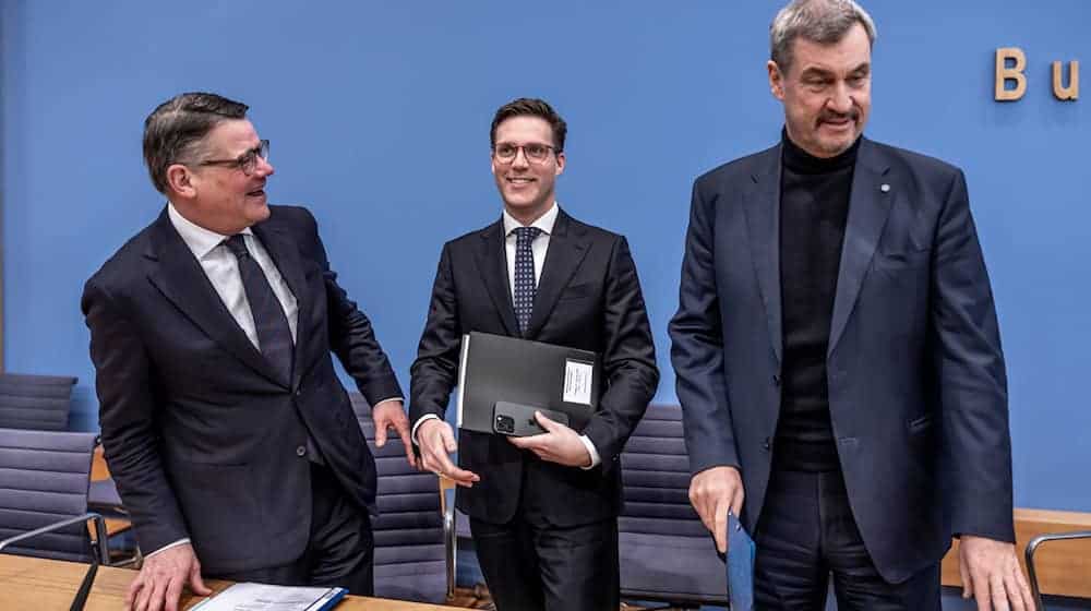 Sie nennen sich «Drei-Löwen-Allianz»: Boris Rhein, Manuel Hagel und Markus Söder. / Foto: Michael Kappeler/dpa