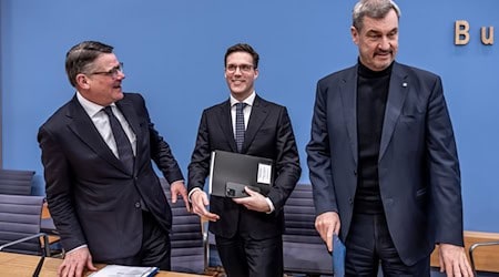 Sie nennen sich «Drei-Löwen-Allianz»: Boris Rhein, Manuel Hagel und Markus Söder. / Foto: Michael Kappeler/dpa