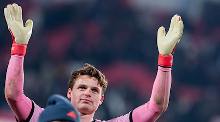 Jonas Urbig wurde beim Bayern-Sieg in Eindhoven zum Man of the Match gekürt. / Foto: Rolf Vennenbernd/dpa