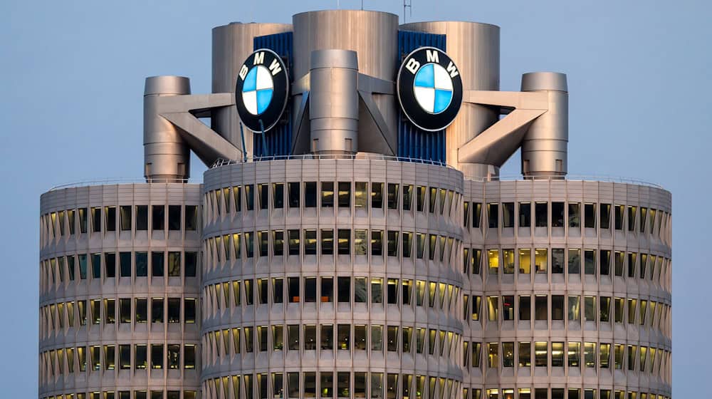 BMW hat vergangenes Jahr minimal mehr Autos verkauft. (Archivbild) / Foto: Peter Kneffel/dpa