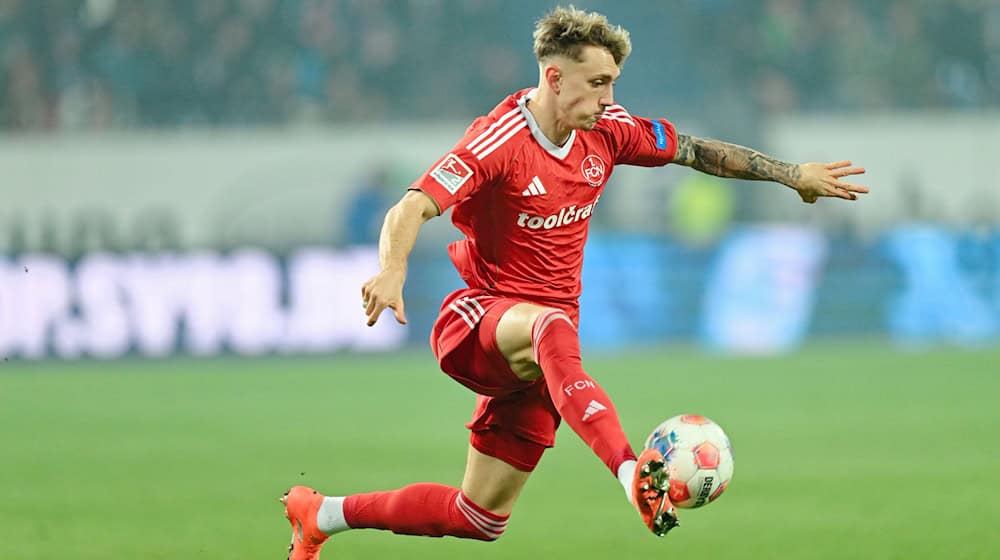 Vor dem Abflug aus Nürnberg: Tim Drexler. / Foto: Uwe Anspach/dpa