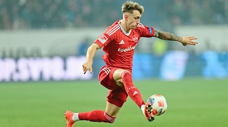 Vor dem Abflug aus Nürnberg: Tim Drexler. / Foto: Uwe Anspach/dpa