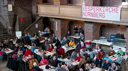Die Nürnberger Vesperkirche öffnet als Erstes in Bayern ihre Türen, um Menschen bei Essen, Kultur und Gottesdiensten zusammenzubringen. (Archivbild) / Foto: Daniel Vogl/dpa