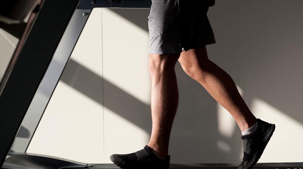 Nach dem Fund einer vermeintlichen Schusswaffe in einem Münchner Fitnessstudio ermittelt die Polizei gegen einen 21-Jährigen. (Symbolbild) / Foto: Klaus-Dietmar Gabbert/dpa-tmn/dpa