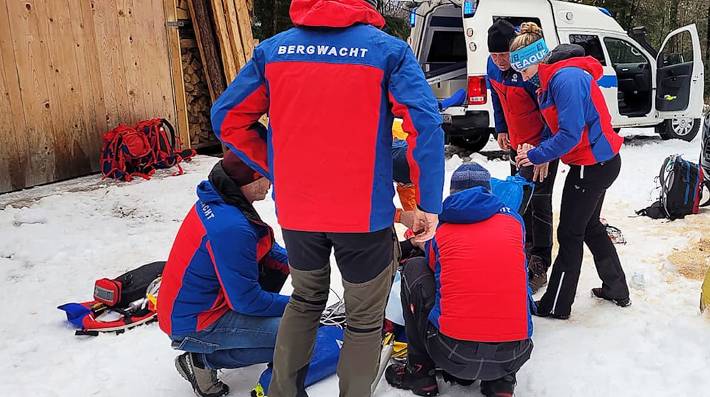 Zunächst kümmerte sich die Bergwacht um den Waldarbeiter. (Handout) / Foto: -/Bergwacht Grassau/dpa