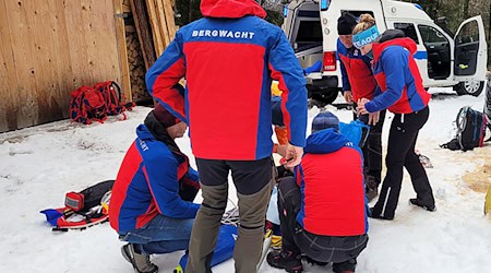 Zunächst kümmerte sich die Bergwacht um den Waldarbeiter. (Handout) / Foto: -/Bergwacht Grassau/dpa