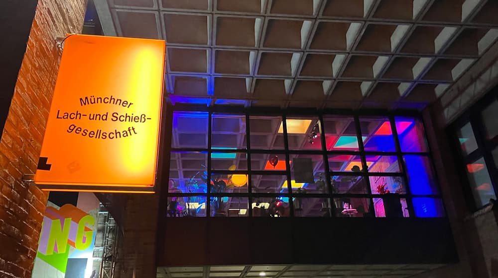 Das Schild der Lach- und Schießgesellschaft hängt nun auf der anderen Isar-Seite.  / Foto: Britta Schultejans/dpa