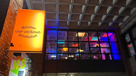 Das Schild der Lach- und Schießgesellschaft hängt nun auf der anderen Isar-Seite.  / Foto: Britta Schultejans/dpa