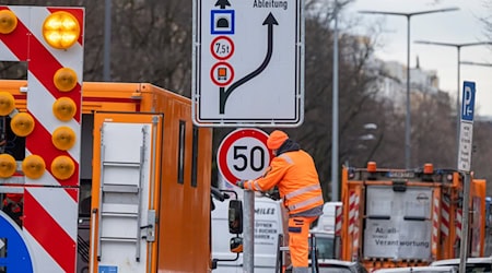 Seit Dienstag dürfen Autofahrer wieder mit bis zu 50 Kilometern pro Stunde über die Landshuter Allee fahren. (Archivbild) / Foto: Peter Kneffel/dpa