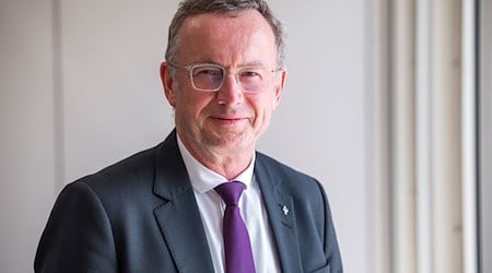 Der Landesbischof wendet sich per Post an Jugendliche in Bayern, die einen Fragebogen zum Wehrdienst von der Bundeswehr bekommen. (Archivbild) / Foto: Daniel Vogl/dpa