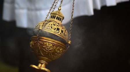 Vielleicht war es ein wenig zu viel des Segens: Weihrauch von Sternsingern hat in einem Münchner Kloster einen Brandalarm ausgelöst. (Symbolbild) / Foto: Hendrik Schmidt/dpa
